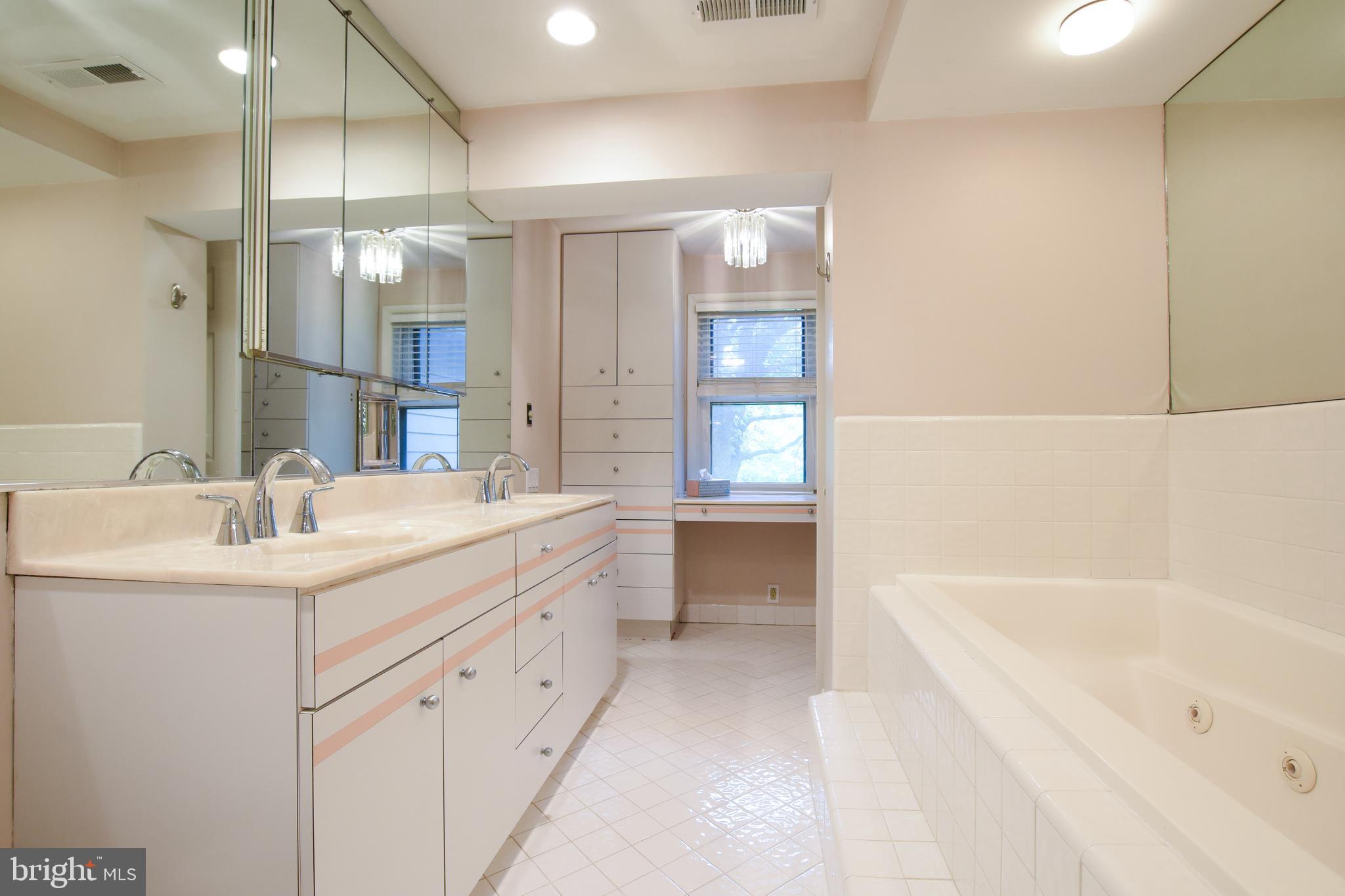 1227 Pinewood Road Villanova, PA 19085 - Photo 20 of 43 a bathroom with a tub sink and mirror