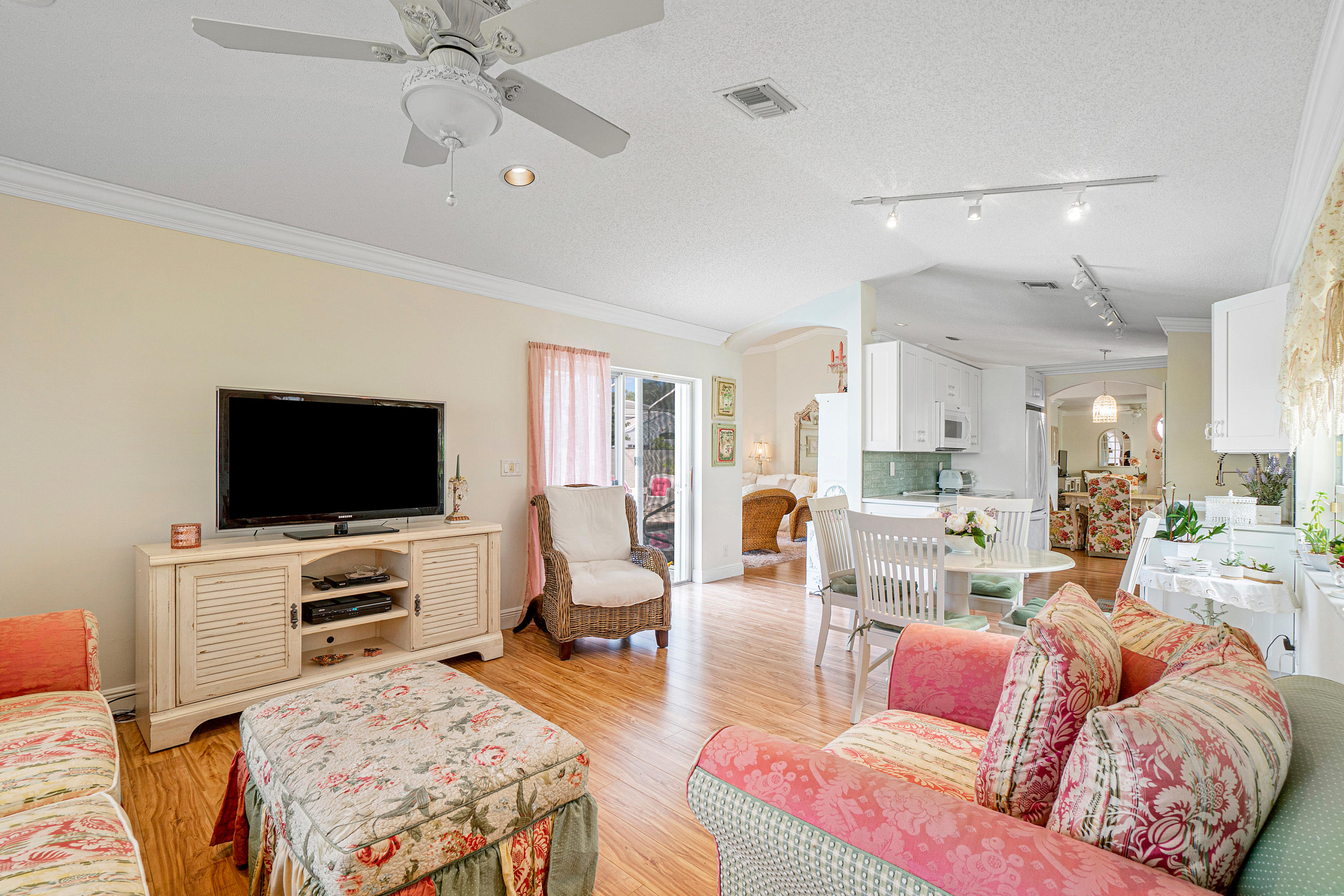 23291 Feather Palm Court Boca Raton, FL 33433 - Photo 10 of 34 Family Room - kitchen View