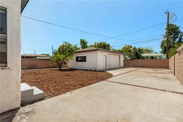 a view of a backyard