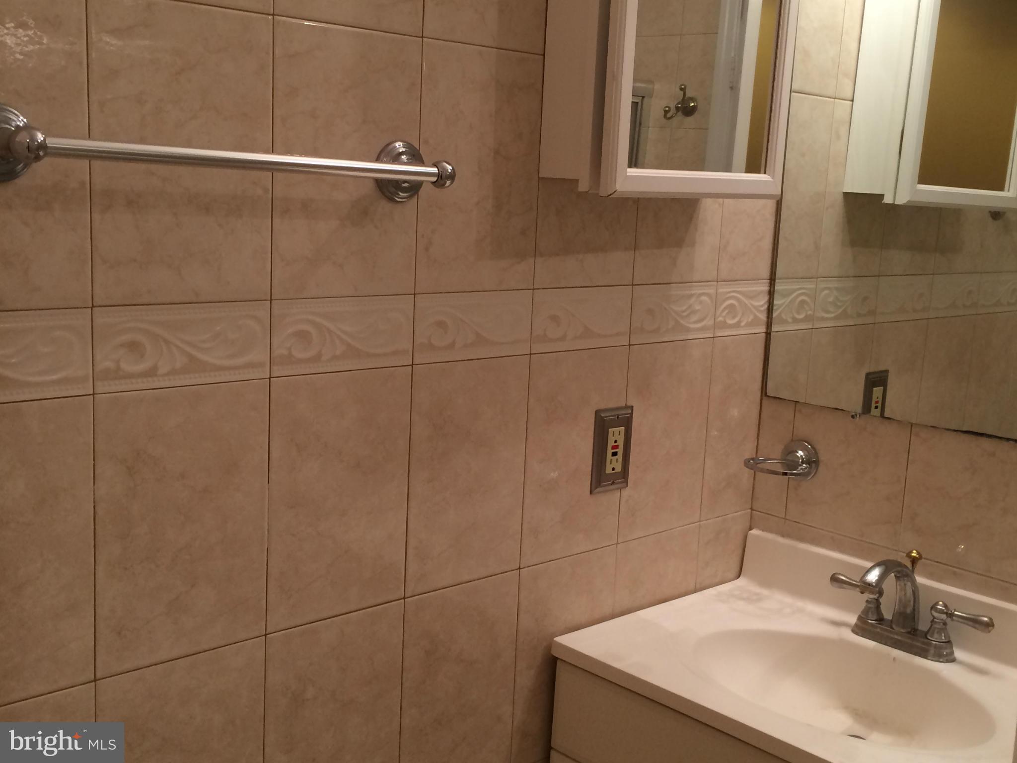 13123 Haddock Road Woodbridge, VA 22193 - Photo 6 of 10 Bath