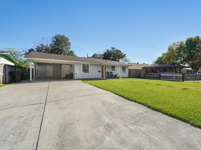 a view of house with a yard