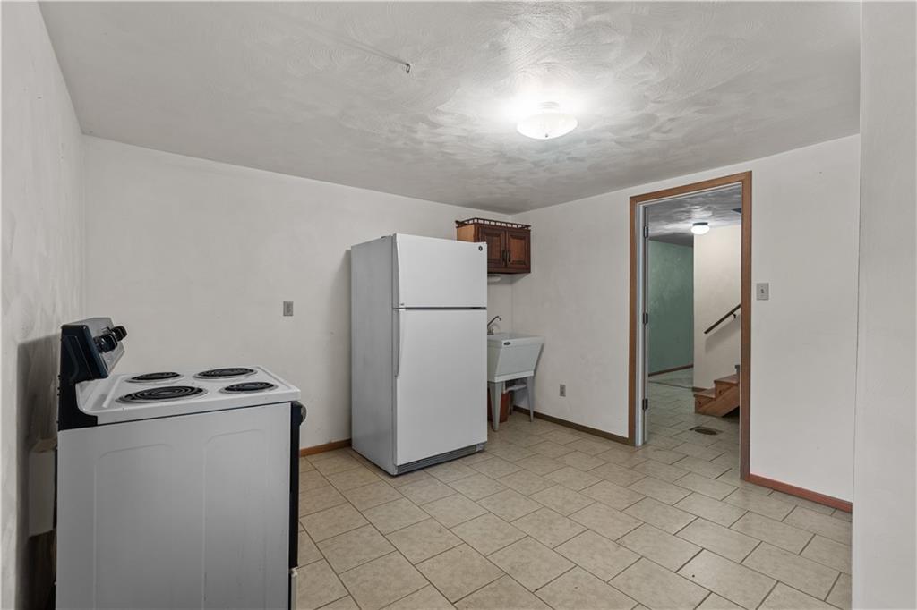 2807 Russelton Road Tarentum, PA 15084 - Photo 6 of 28 a utility room with dryer and washer