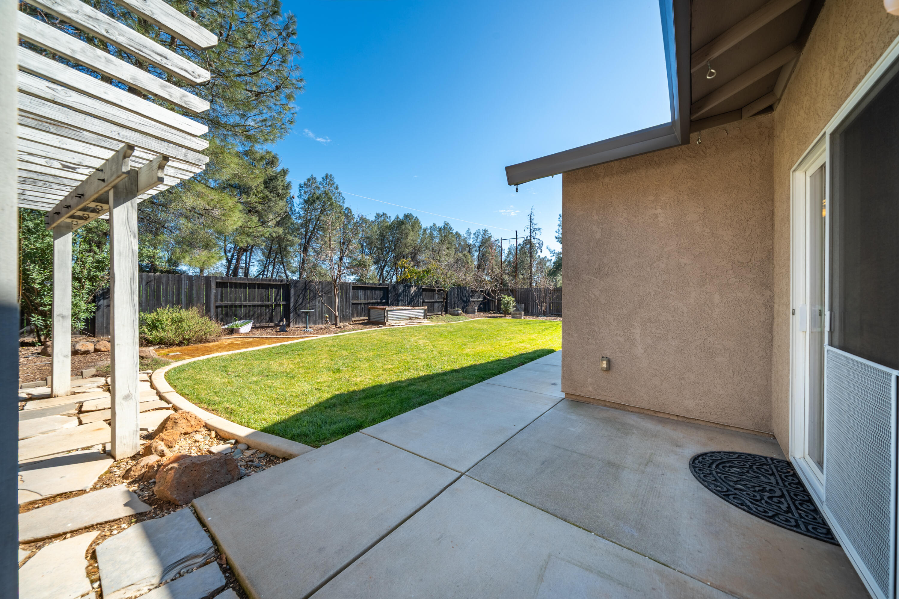 5571 Muir Peak Road Redding, CA 96002 - Photo 34 of 42 a view of a backyard with swimming pool