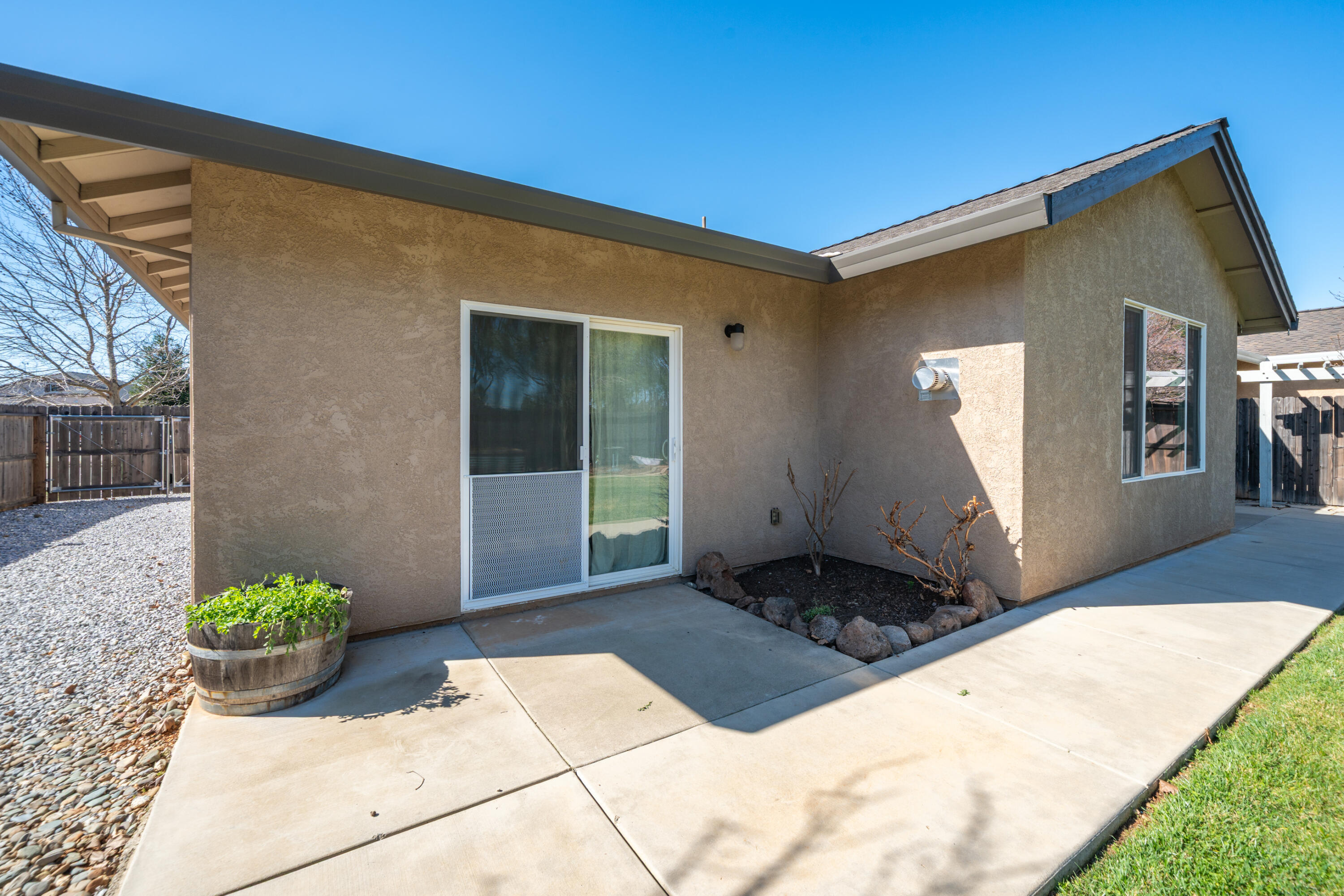 5571 Muir Peak Road Redding, CA 96002 - Photo 38 of 42 a front view of a house