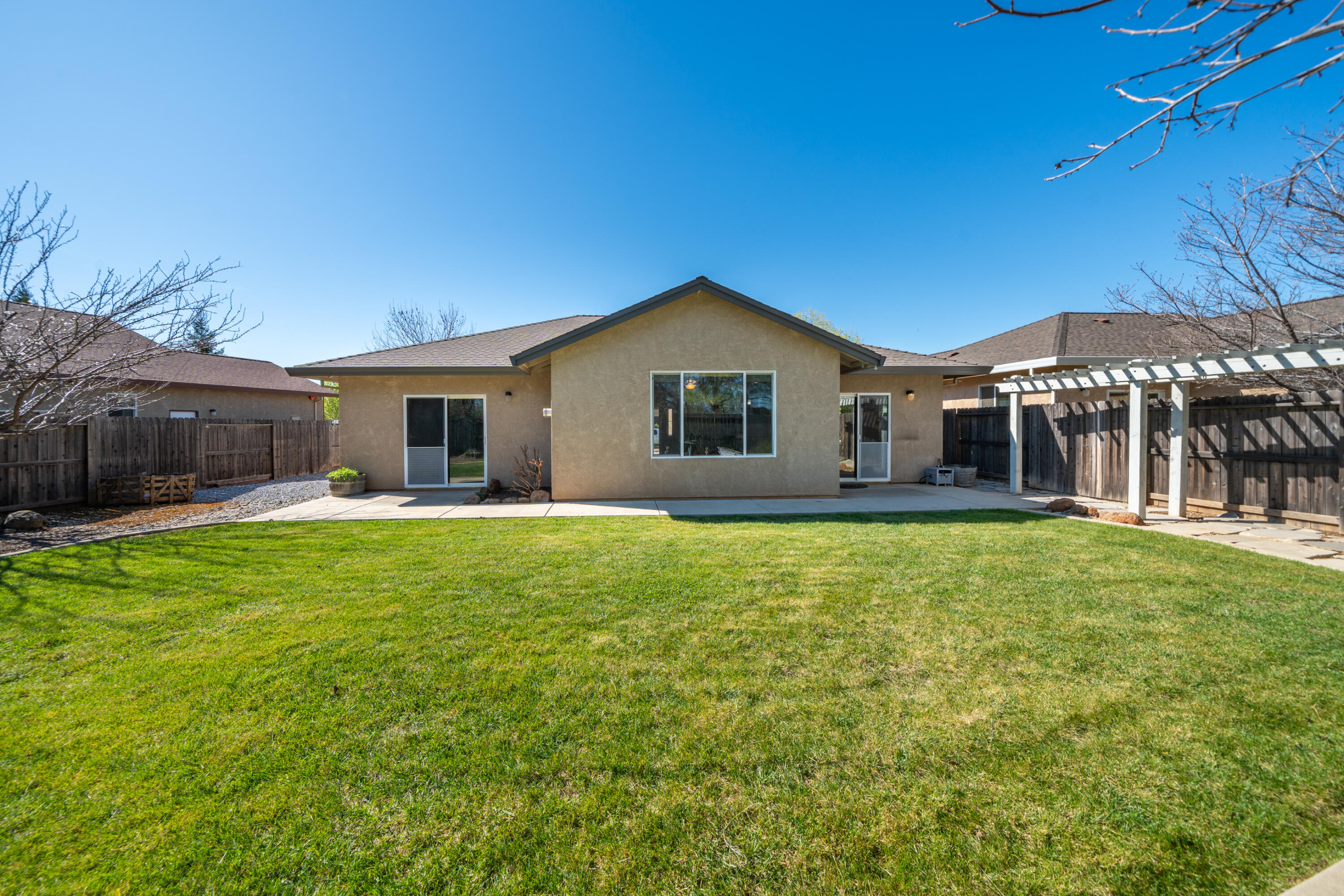 5571 Muir Peak Road Redding, CA 96002 - Photo 40 of 42 a front view of a house with a garden