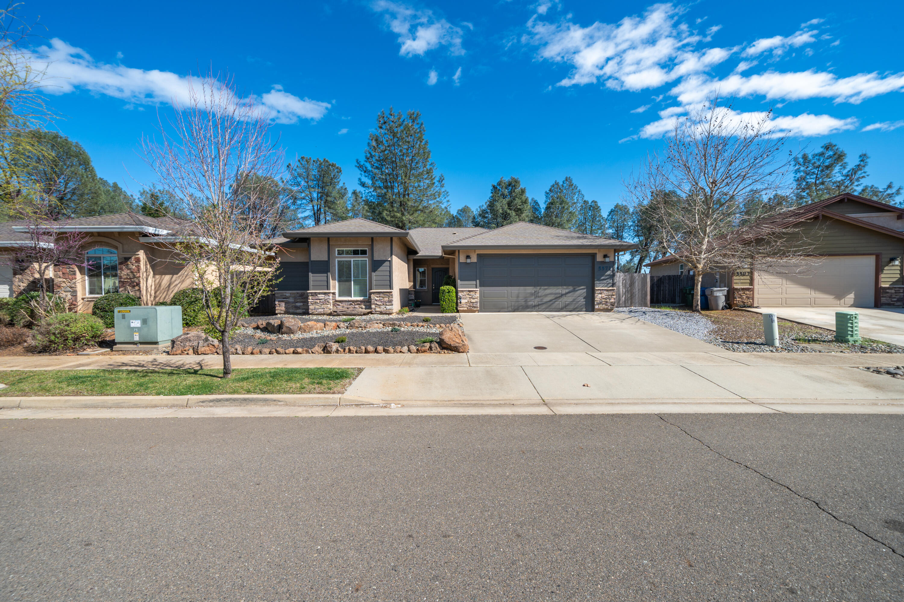5571 Muir Peak Road Redding, CA 96002 - Photo 5 of 42 a view of a house with a patio and a yard