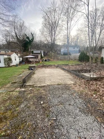 a view of a yard with a house