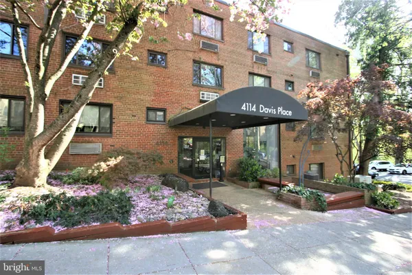 $2,300 | 4114 Davis Place Northwest, Unit 210, Washington, DC 20007