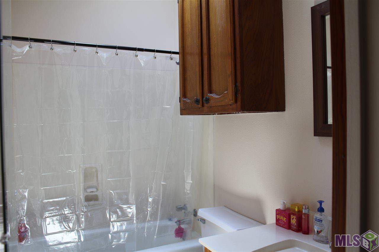 1444 Magnolia Ridge Drive Baton Rouge, LA 70816 - Photo 9 of 10 MASTER BATHROOM