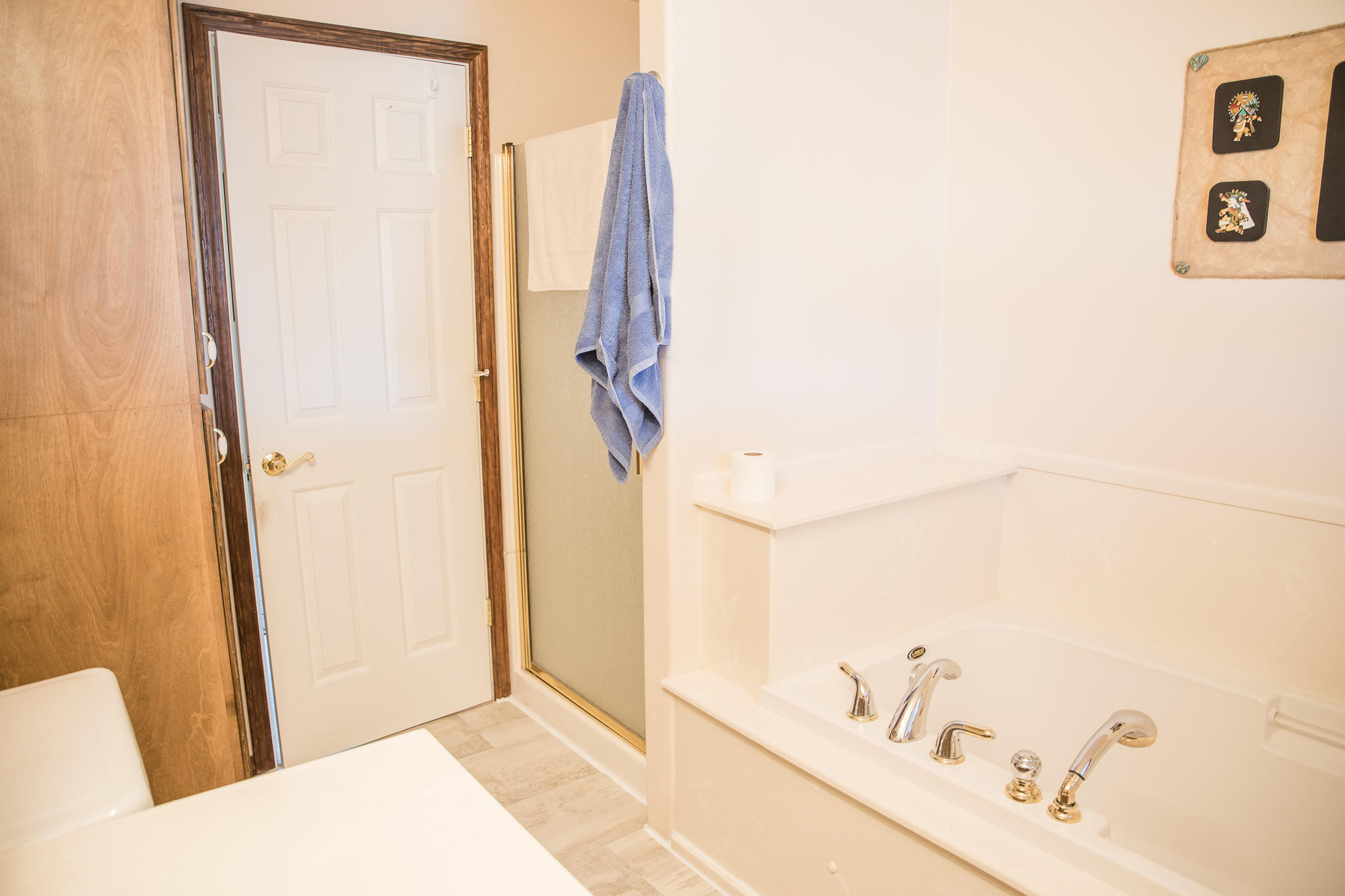 1992 Spring Street Medford, OR 97504 - Photo 22 of 37 Hall soaking tub and shower
