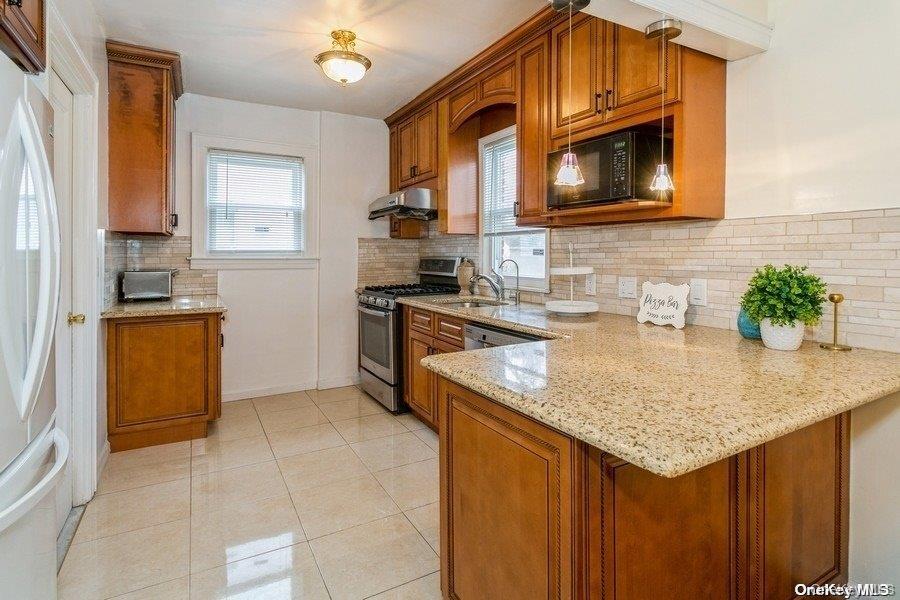 44 Jayson Avenue Great Neck, NY 11021 - Photo 7 of 23