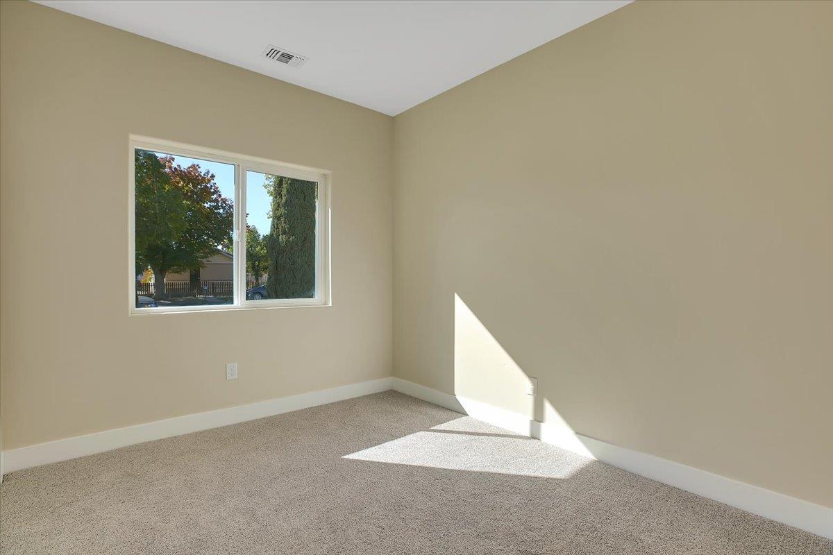 130 Fremont Street Colusa, CA 95932 - Photo 18 of 39 an empty room with a window