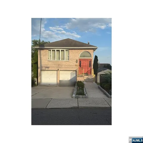 a black and white photo of a living room
