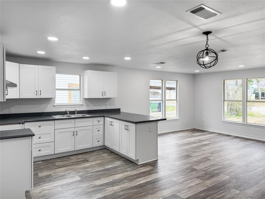 828 Indiana Street Graham, TX 76450 - Photo 4 of 15