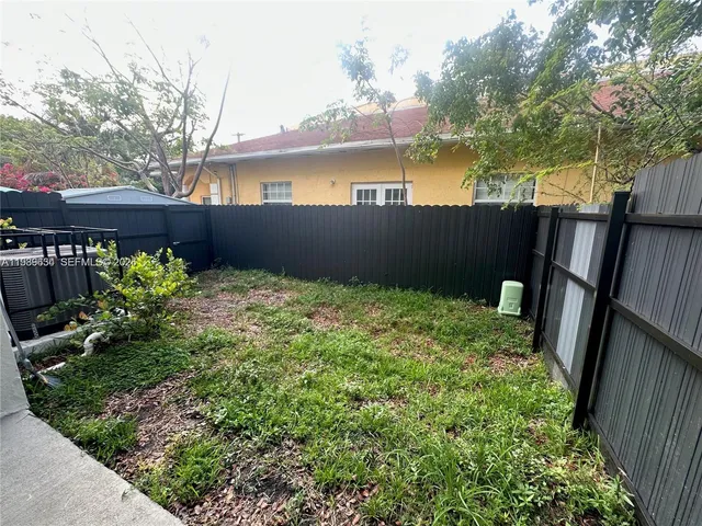 a view of a backyard