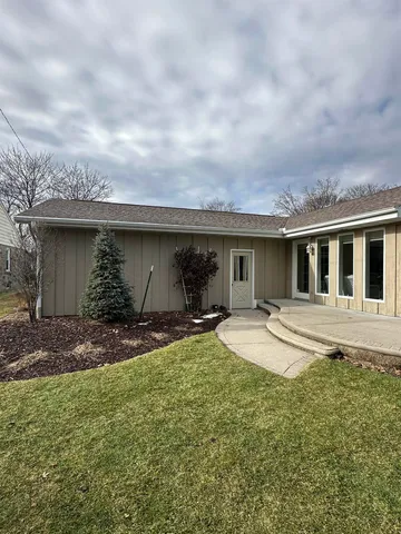 $400,000 | 2308 North Appleton Street, Appleton, WI 54911