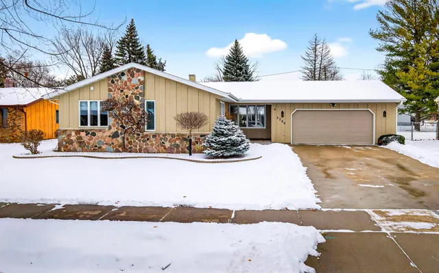 $400,000 | 2308 North Appleton Street, Appleton, WI 54911