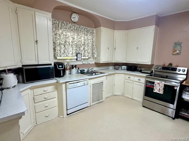 90 East Roe Boulevard Patchogue, NY 11772 - Photo 11 of 24