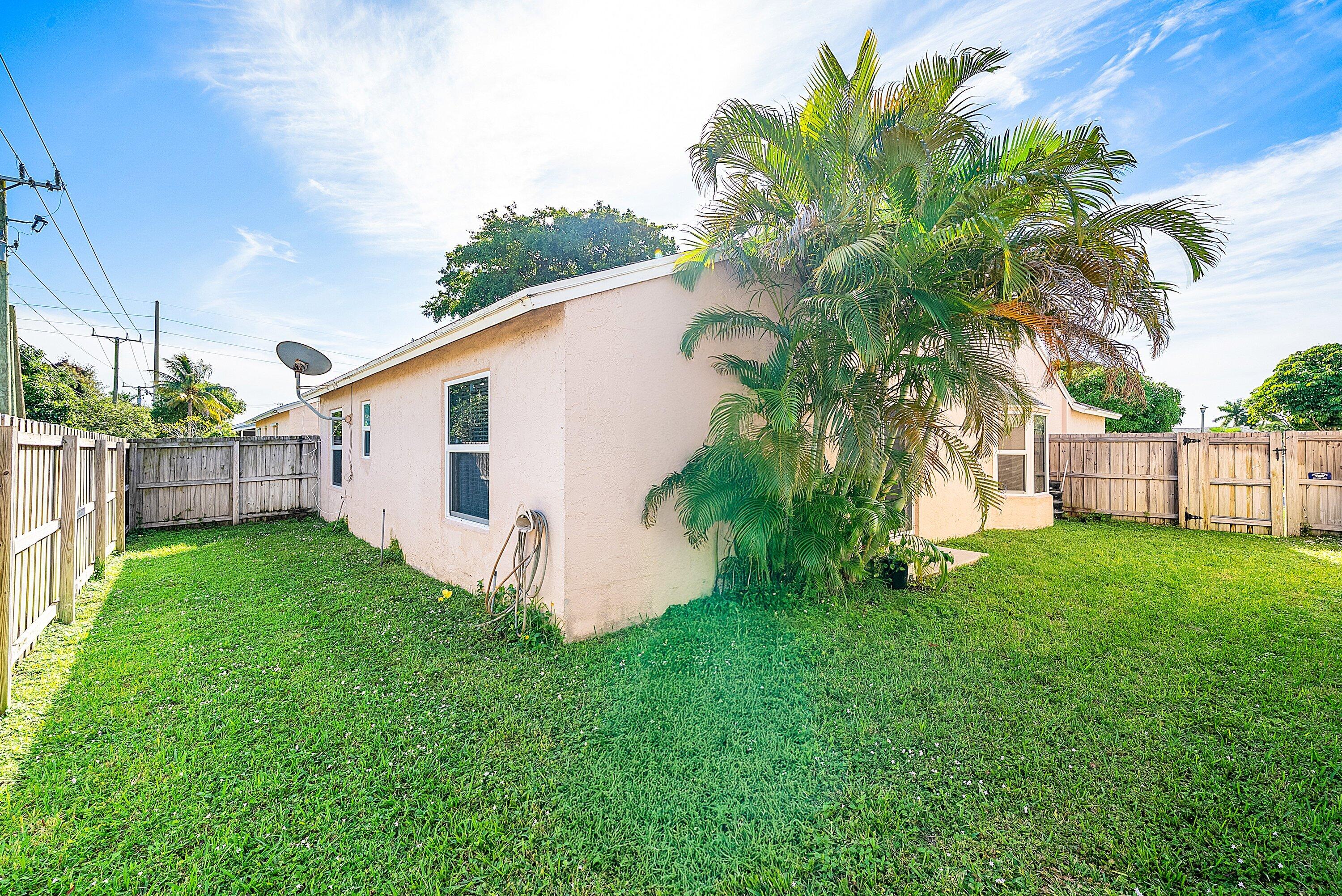 16 Ripley Way Boynton Beach, FL 33426 - Photo 24 of 29 Completely Fenced Yard
