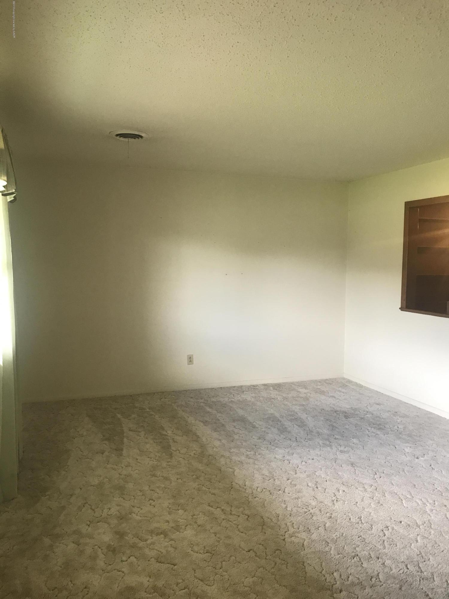 4818 Farmers Avenue Amarillo, TX 79110 - Photo 29 of 40 living room 2