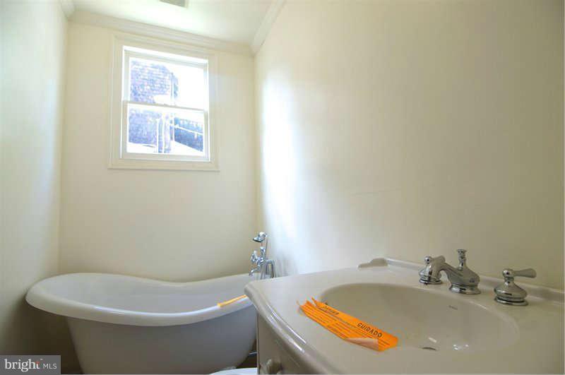 4021 Roland Avenue Baltimore, MD 21211 - Photo 5 of 28 Bath