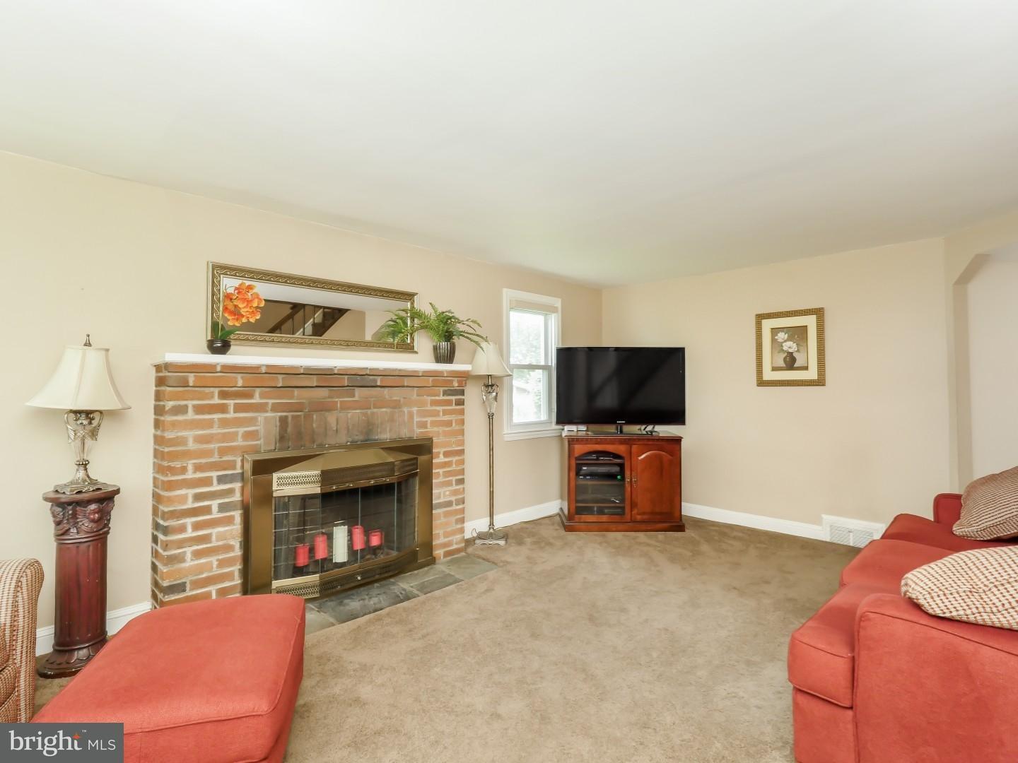1568 Heather Road Huntingdon Valley, PA 19006 - Photo 10 of 22 Living Room