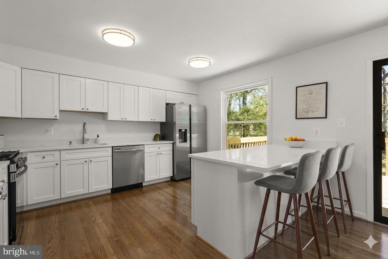12500 Parkton Street Fort Washington, MD 20744 - Photo 3 of 29 Renovated kitchen with quartz and peninsula