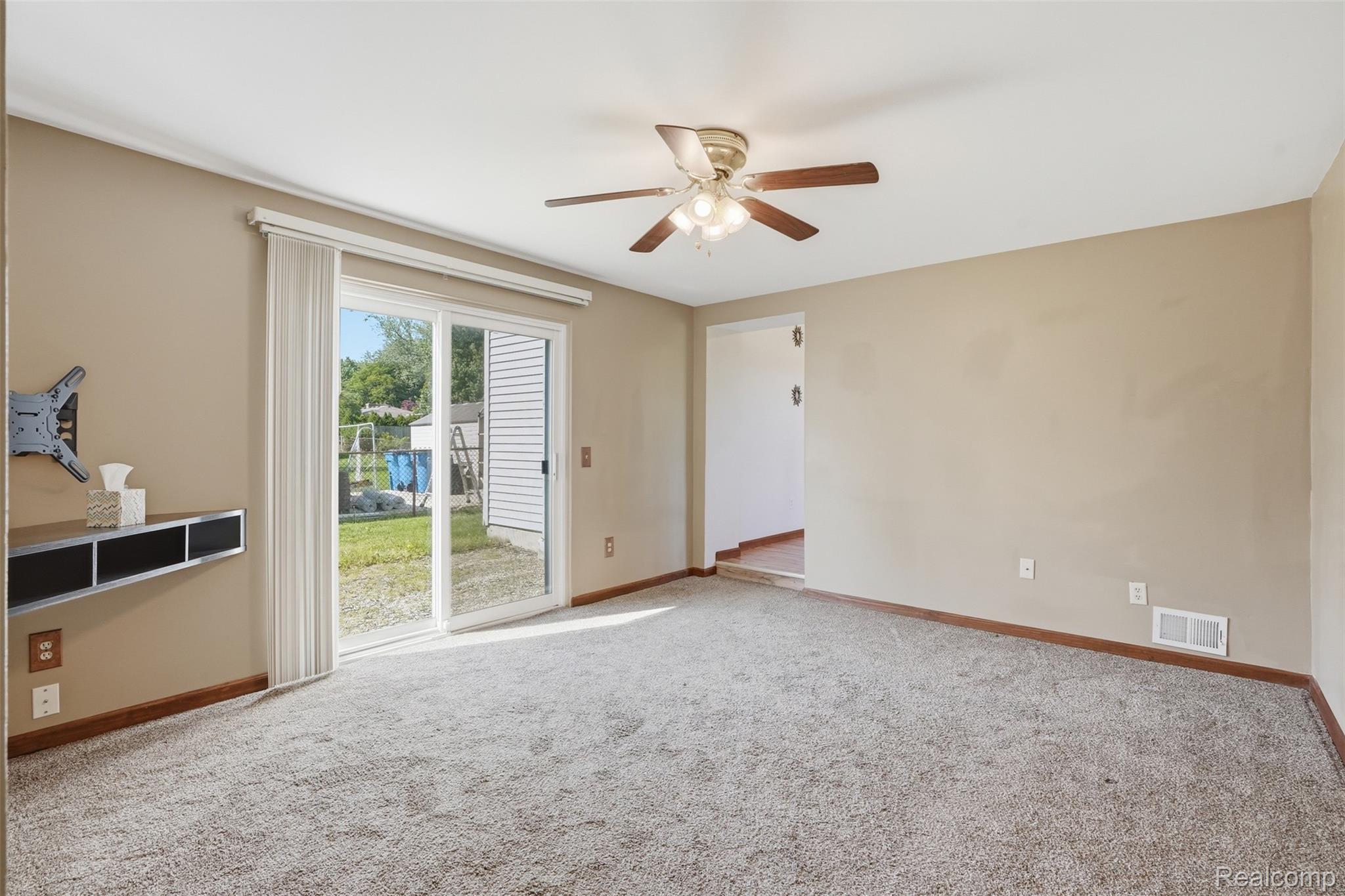 5634 Chicago Road Warren, MI 48092 - Photo 6 of 36 019.jpg