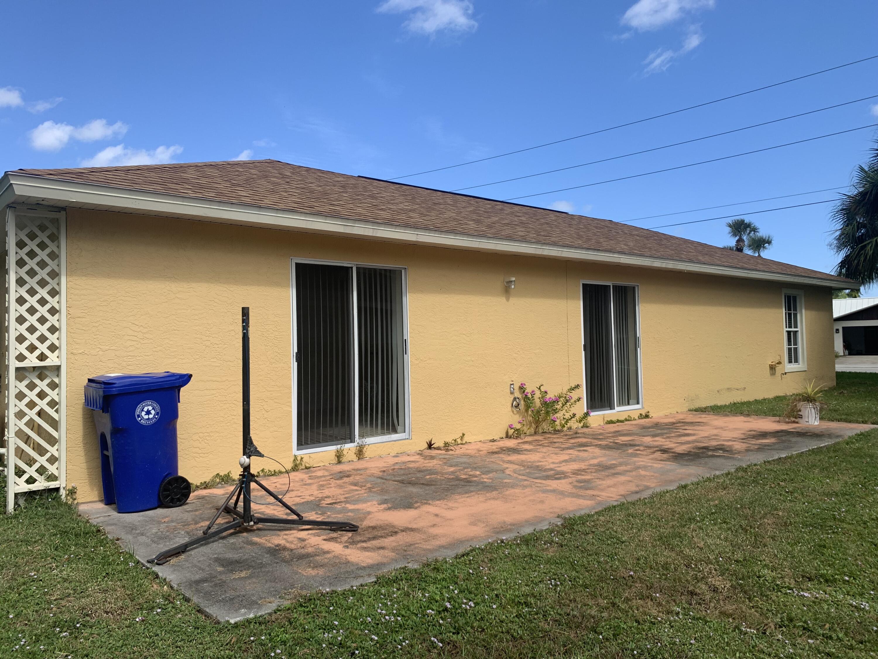 3409 12th Street Southwest Vero Beach, FL 32968 - Photo 5 of 26 a view of a backyard of a house