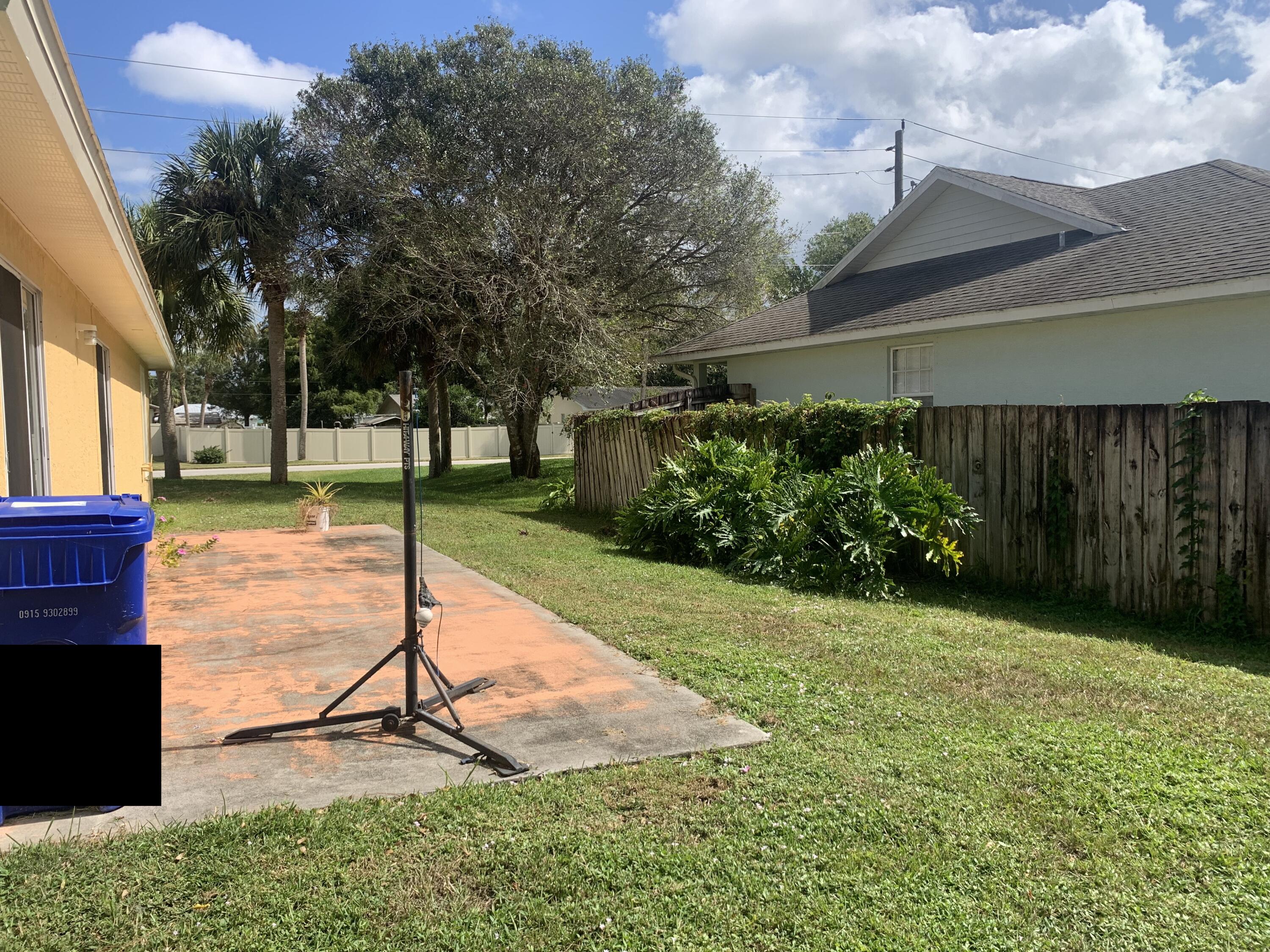 3409 12th Street Southwest Vero Beach, FL 32968 - Photo 6 of 26 a view of a backyard with a garden