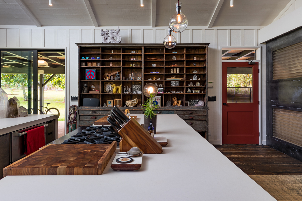 2671 Kauapea Road Kilauea, HI 96754 - Photo 12 of 30 a room with lots of books and furniture