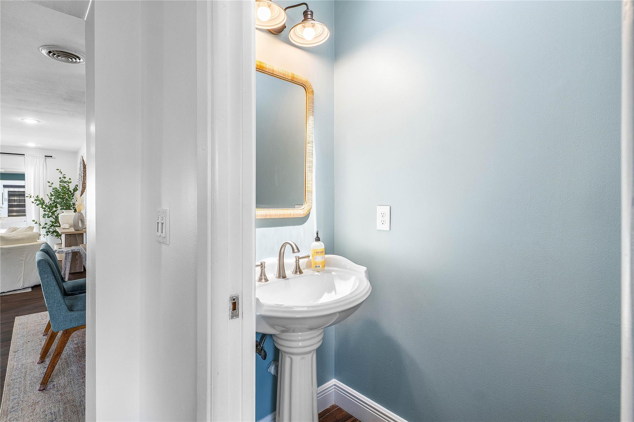 5030 Northeast 26th Terrace Lighthouse Point, FL 33064 - Photo 22 of 50 1/2 bathroom