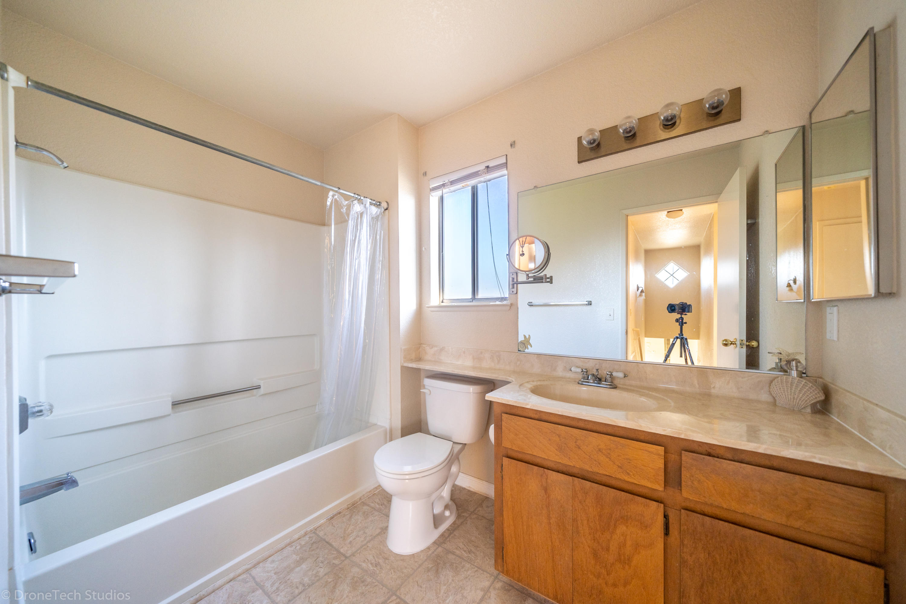 422 Shell Drive Redding, CA 96003 - Photo 15 of 35 Guest Bathroom