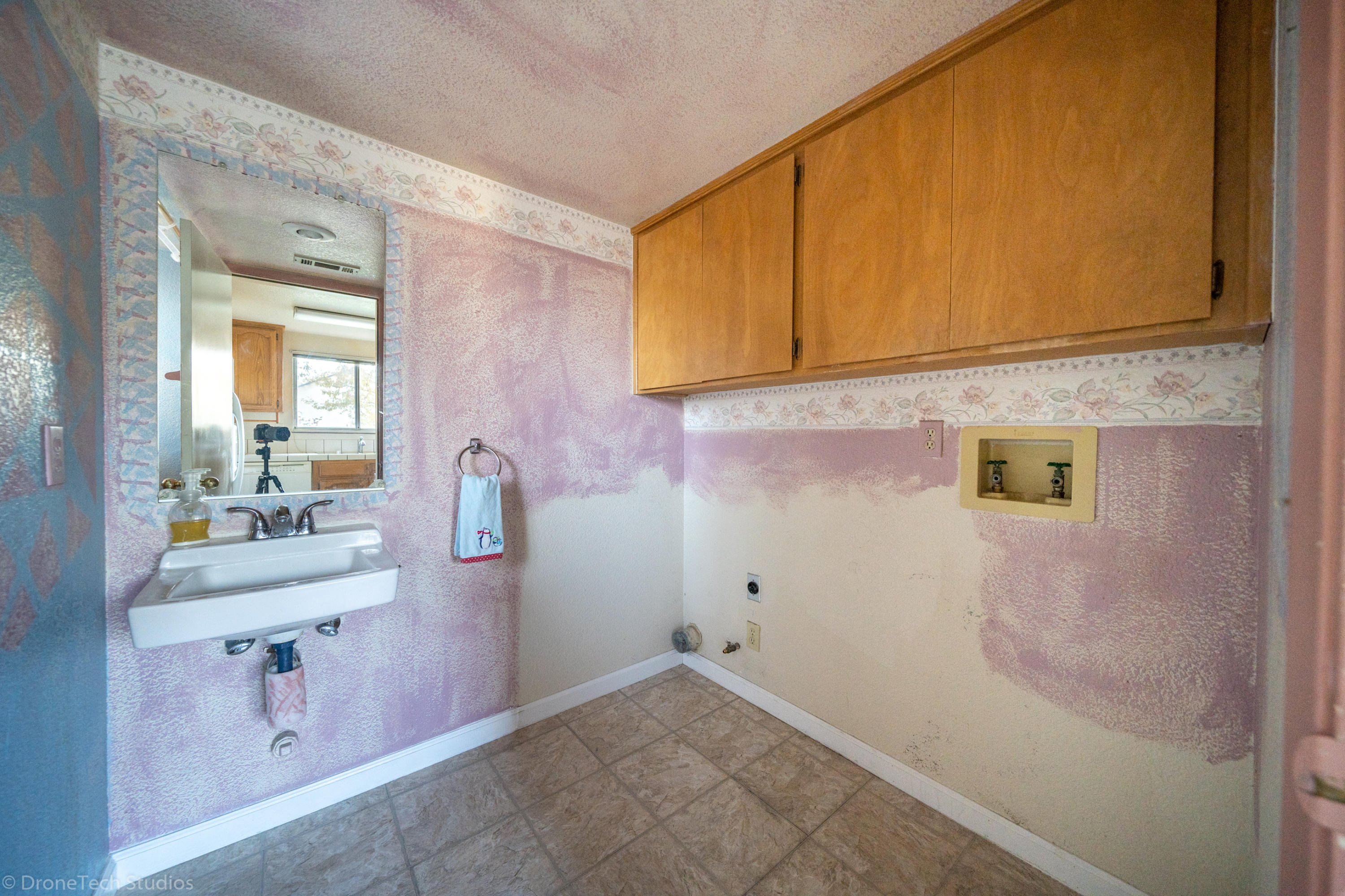 422 Shell Drive Redding, CA 96003 - Photo 17 of 35 Laundry room/powder room