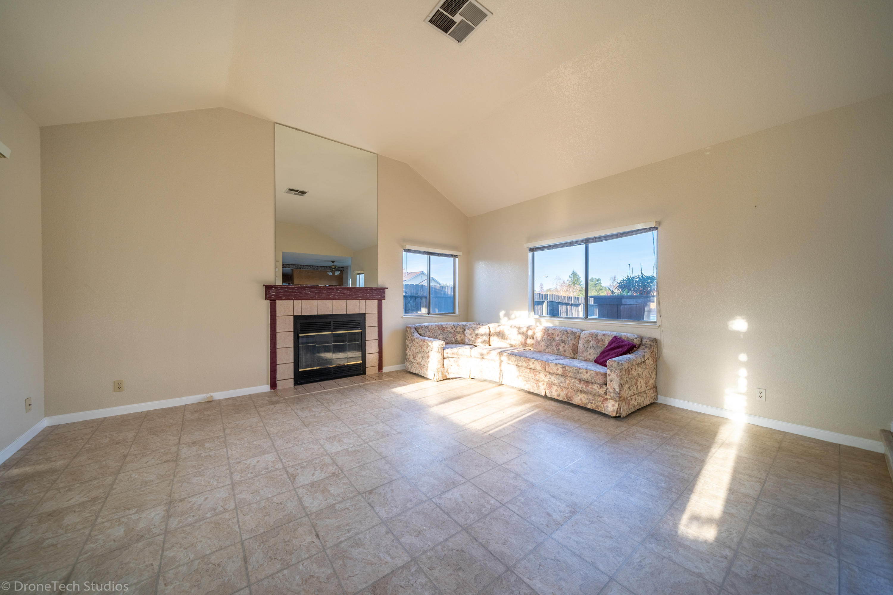 422 Shell Drive Redding, CA 96003 - Photo 4 of 35 422 Shell Dr-7