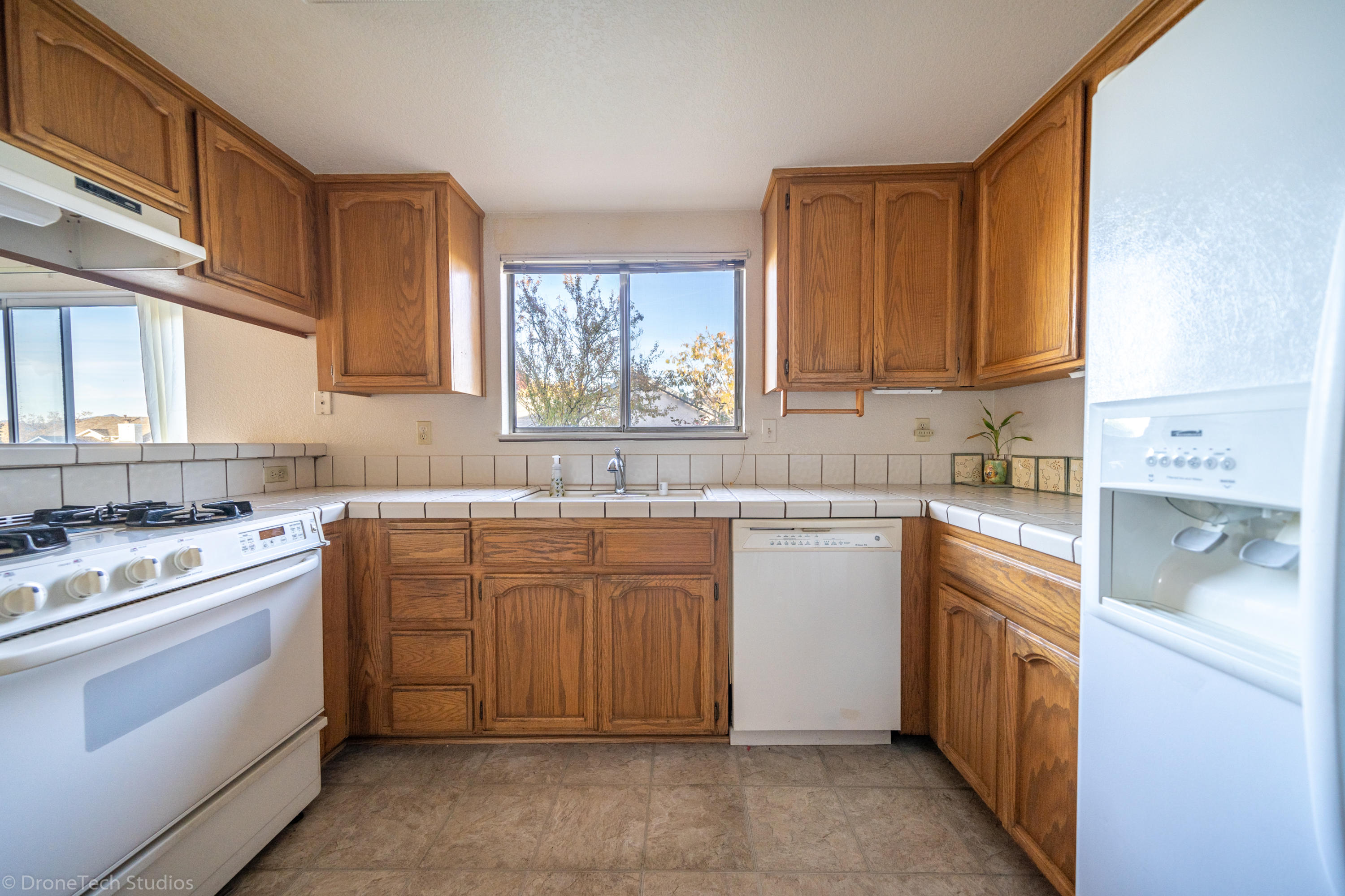 422 Shell Drive Redding, CA 96003 - Photo 8 of 35 Kitchen