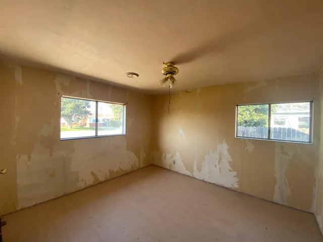 a view of empty room with ceiling fan