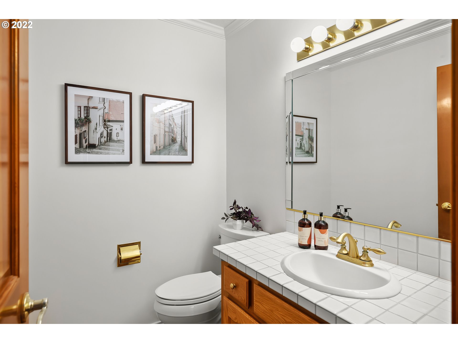 5820 Southwest Kruse Ridge Drive Portland, OR 97219 - Photo 13 of 28 Bathroom