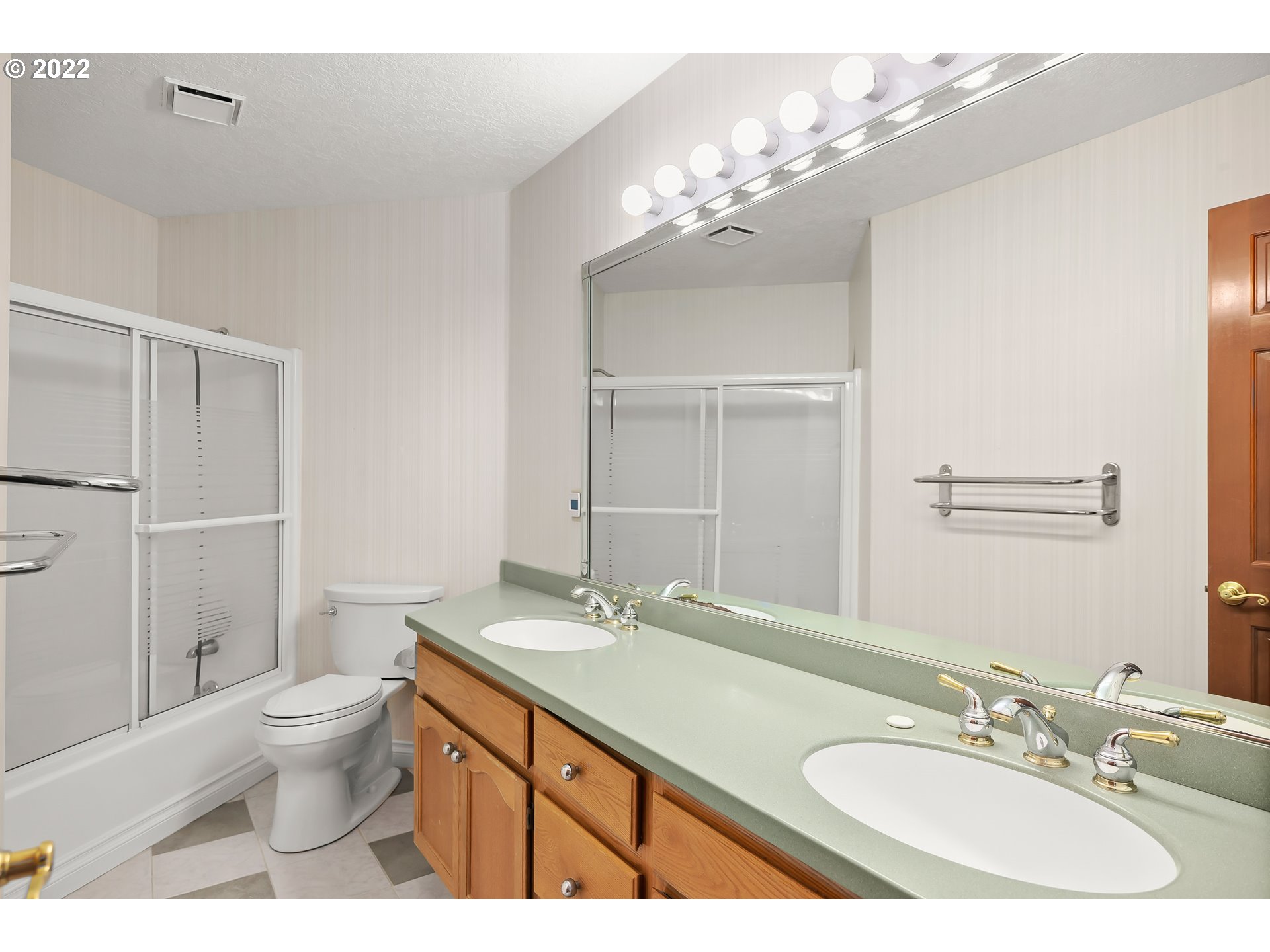5820 Southwest Kruse Ridge Drive Portland, OR 97219 - Photo 23 of 28 Bathroom