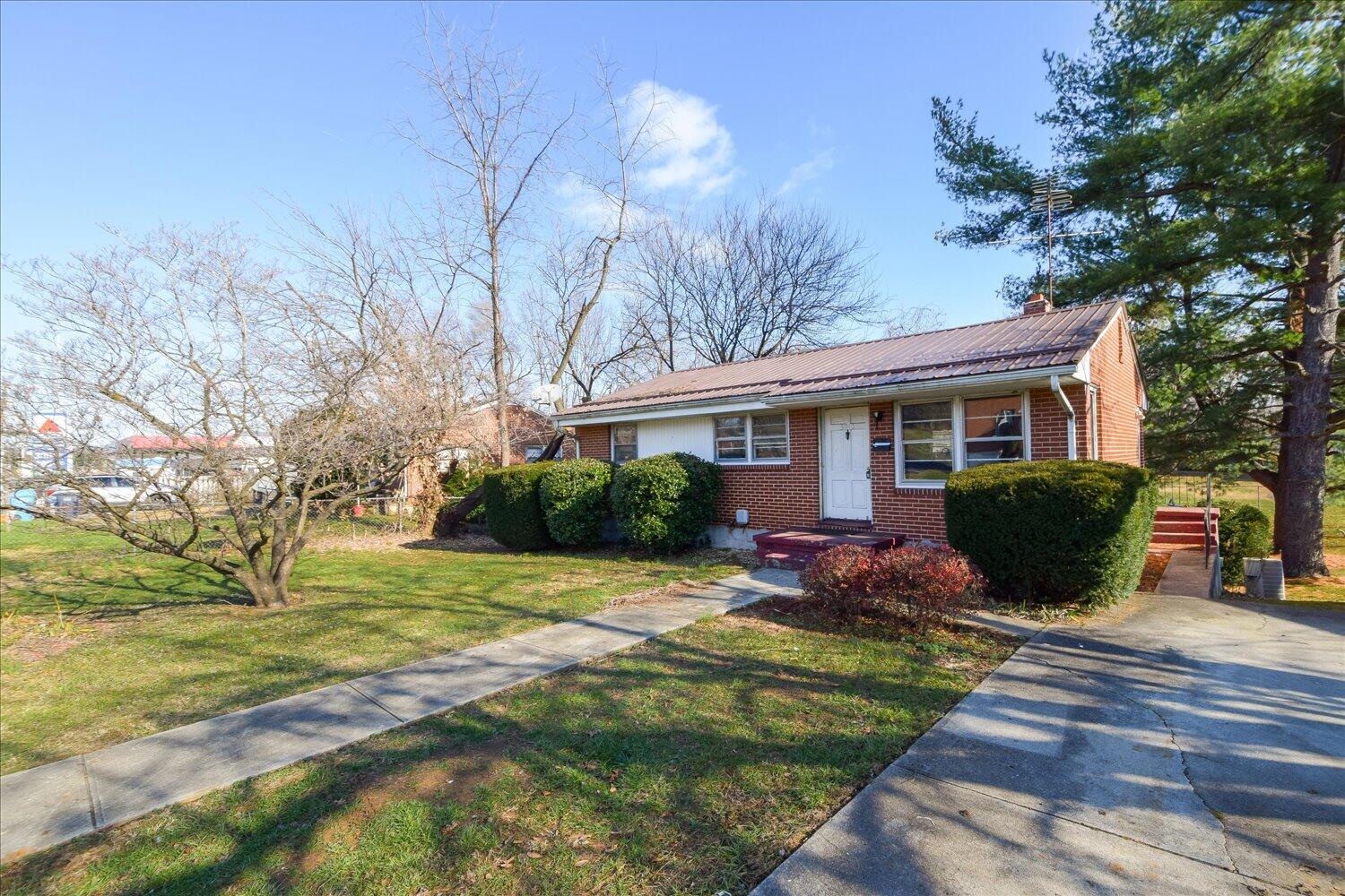 3913 Plantation Road Northeast Roanoke, VA 24012 - Photo 14 of 22 14-3913 Plantation-14