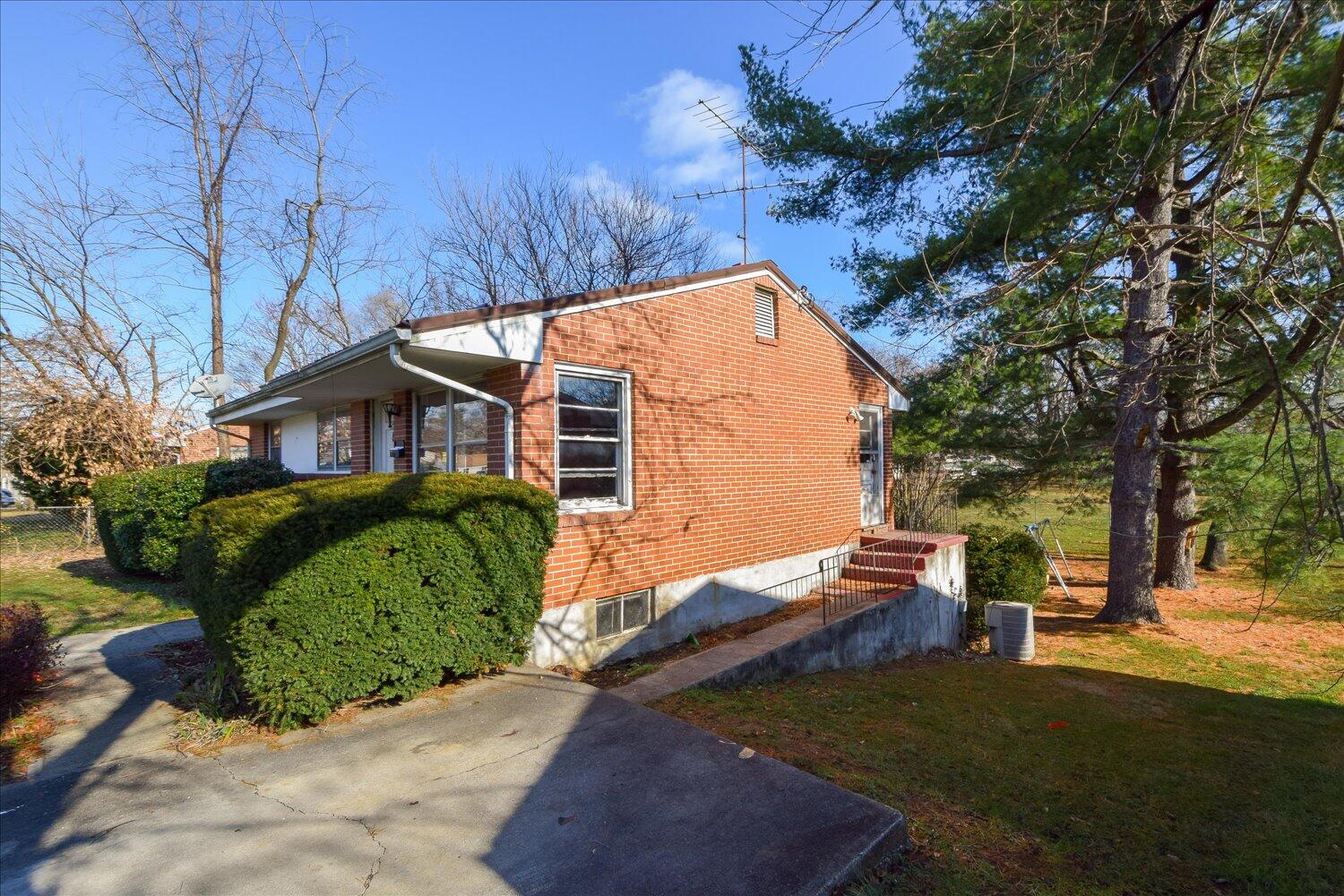 3913 Plantation Road Northeast Roanoke, VA 24012 - Photo 15 of 22 15-3913 Plantation-15