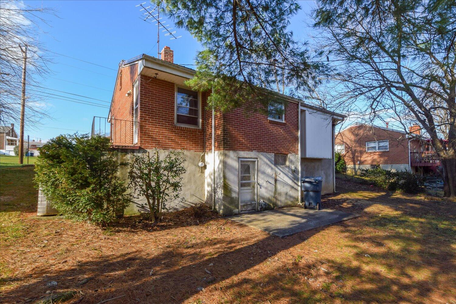3913 Plantation Road Northeast Roanoke, VA 24012 - Photo 16 of 22 16-3913 Plantation-16