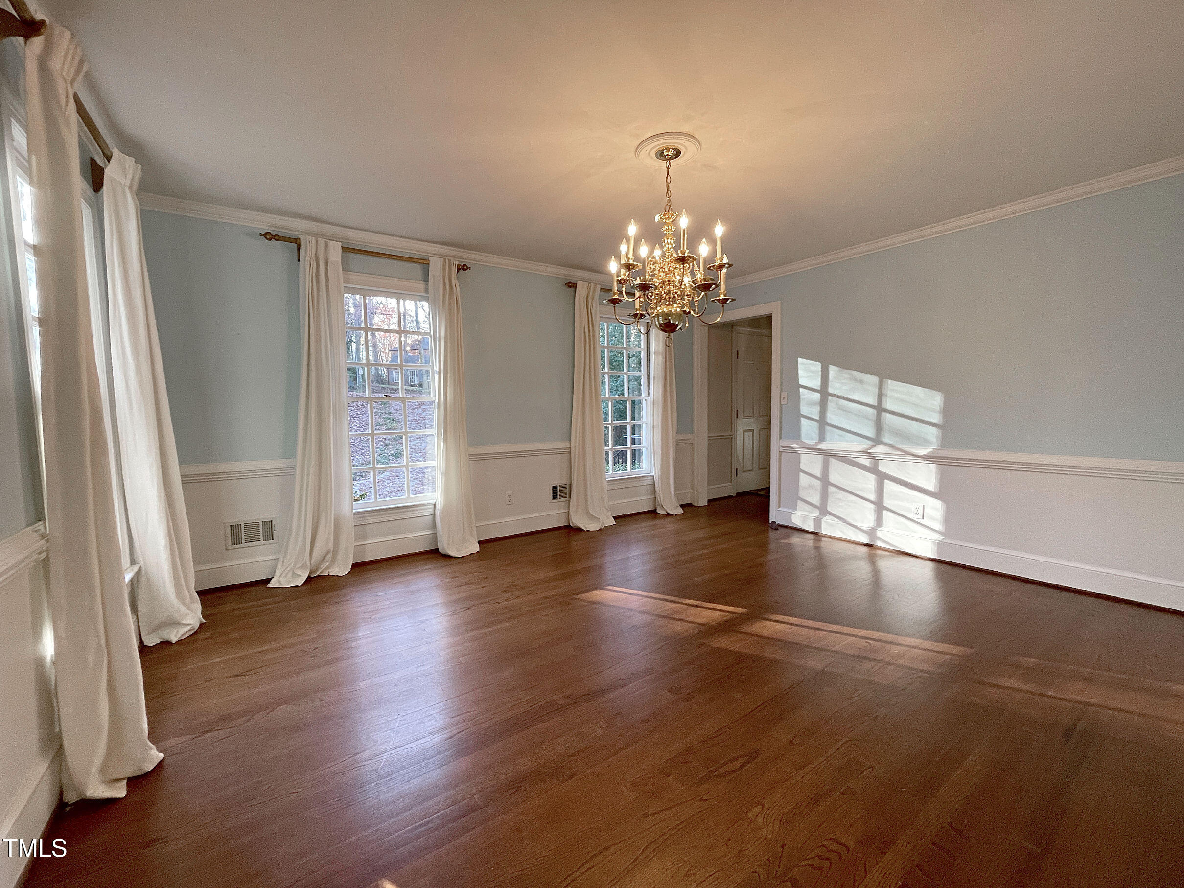 3222 Sussex Road Raleigh, NC 27612 - Photo 9 of 54 20241129_202546824_iOS
