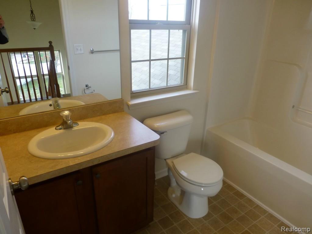 4010 Stone Post Road Newport, MI 48166 - Photo 22 of 27 2nd Floor Main Bath