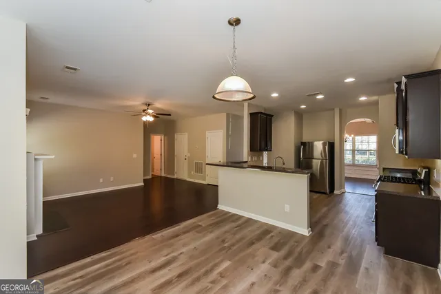 a view of a big room with closet and bathroom