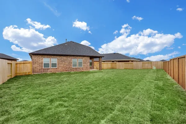 a view of a house with backyard