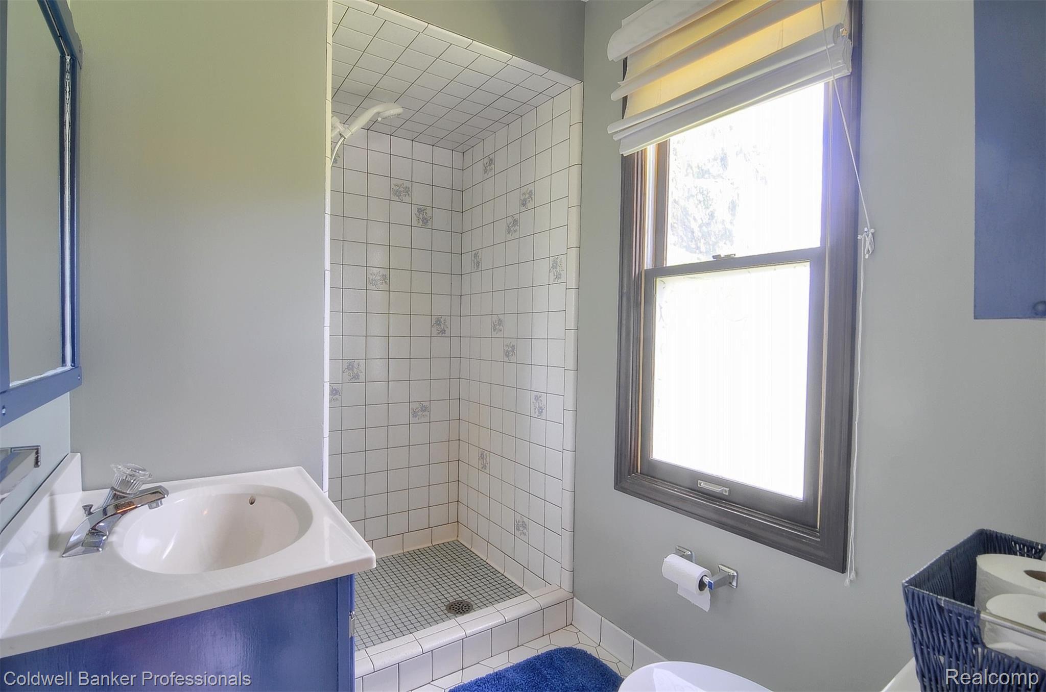 801 Maxfield Lake Road Brighton, MI 48114 - Photo 55 of 65 40-2nd Bathroom.jpg