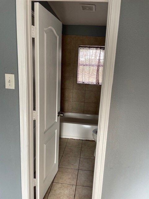 7338 Guadalcanal Road Houston, TX 77033 - Photo 7 of 11