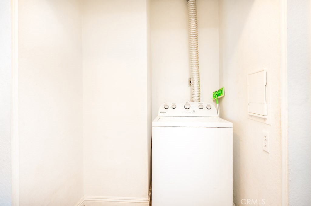 25899 Baylor Way Hemet, CA 92544 - Photo 11 of 29 a utility room with dryer and washer