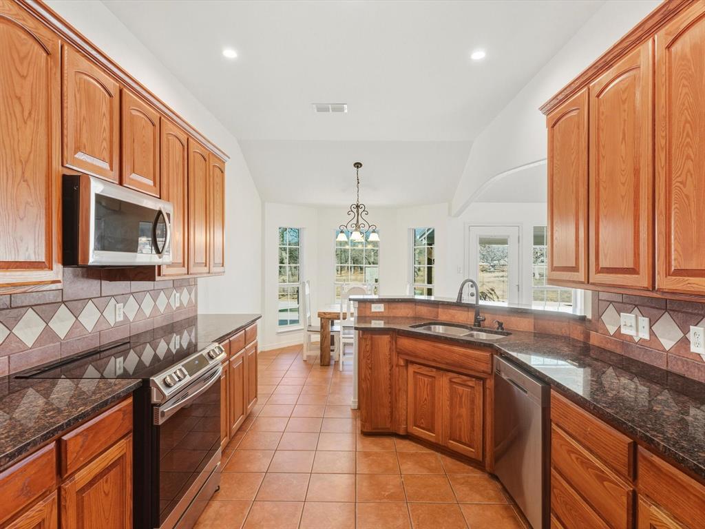 143 Florence Lane Springtown, TX 76082 - Photo 9 of 40